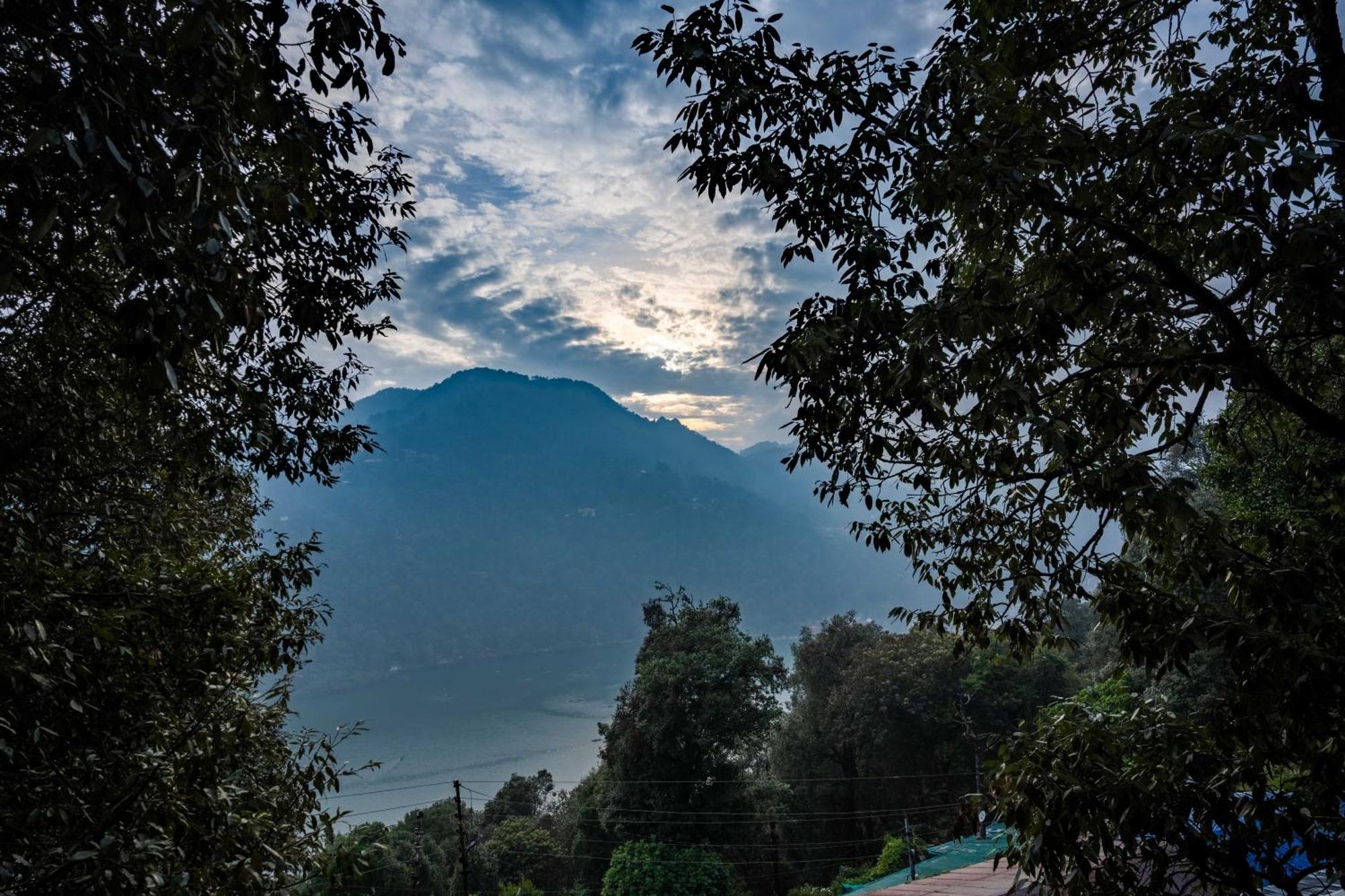 Hotel The Whispering Oaks Nainital Exterior foto